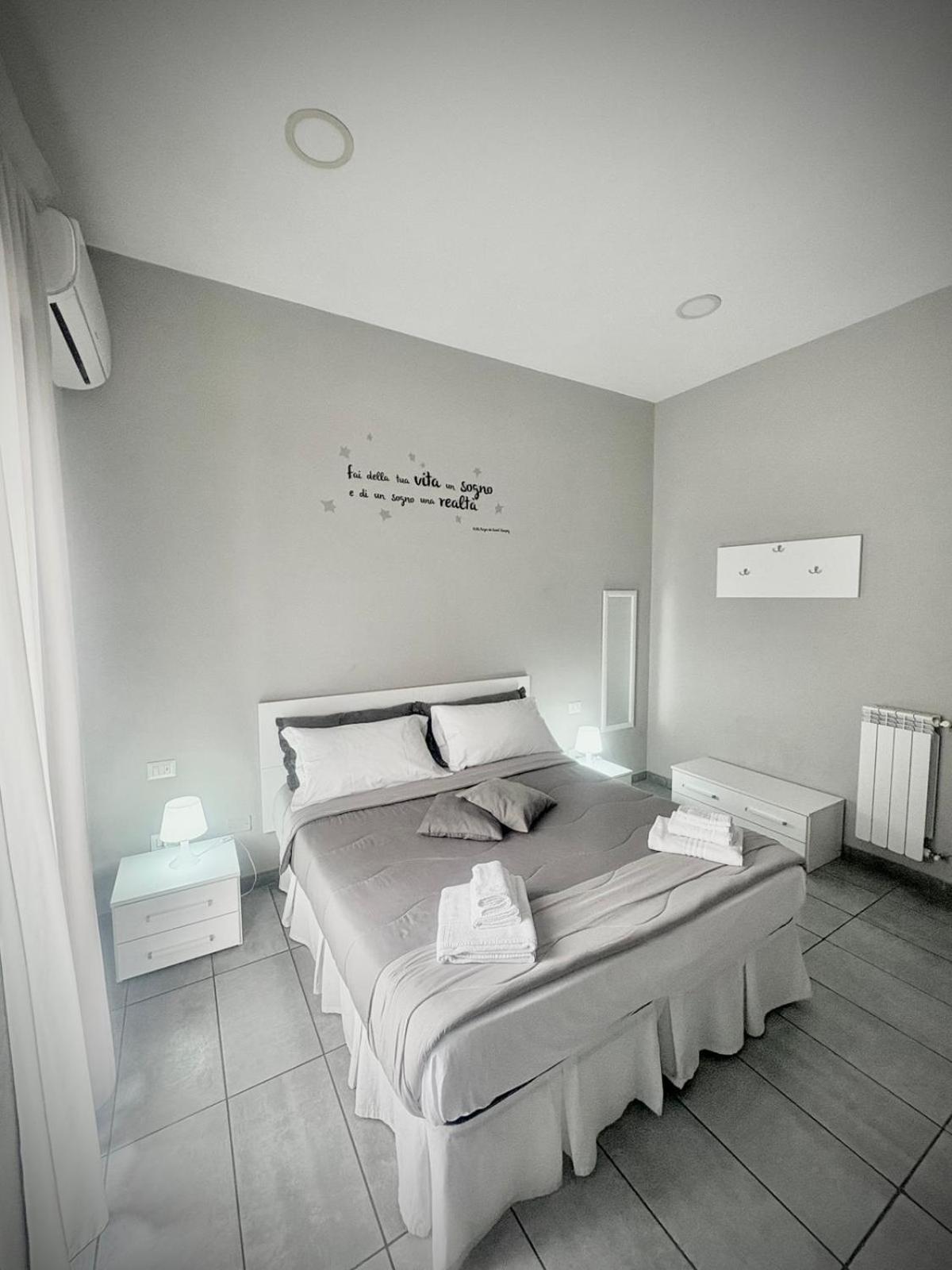 Rianna House B&B Napoli Bagian luar foto